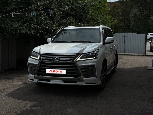 2017 Lexus LX 570 III Рестайлинг 2, белый, 9000000 рублей