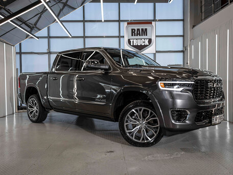 2026 Ram 1500 Crew Cab V Рестайлинг, серый, 11659379 рублей, вид 1