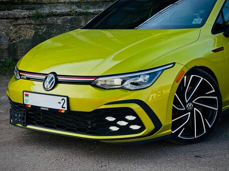 2022 Volkswagen Golf GTI VIII, золотистый, 2950000 рублей, вид 3