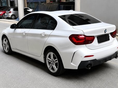 2023 BMW 1 серии 120i III (F52) Рестайлинг, белый, 1450077 рублей, вид 4