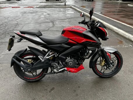 2019 Bajaj Pulsar NS 200, красный, 200000 рублей, вид 1