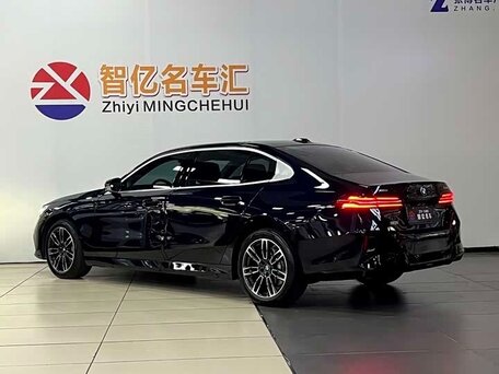 2025 BMW 5 серии Long 530Li xDrive VIII (G60/G61/G68), чёрный, 6930000 рублей, вид 2
