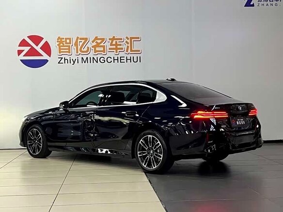 2025 BMW 5 серии Long 530Li xDrive VIII (G60/G61/G68), чёрный, 6930000 рублей - вид 1