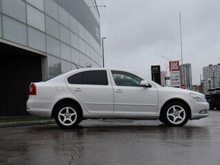 2011 Skoda Octavia II (A5) Рестайлинг, белый, 750000 рублей, вид 4