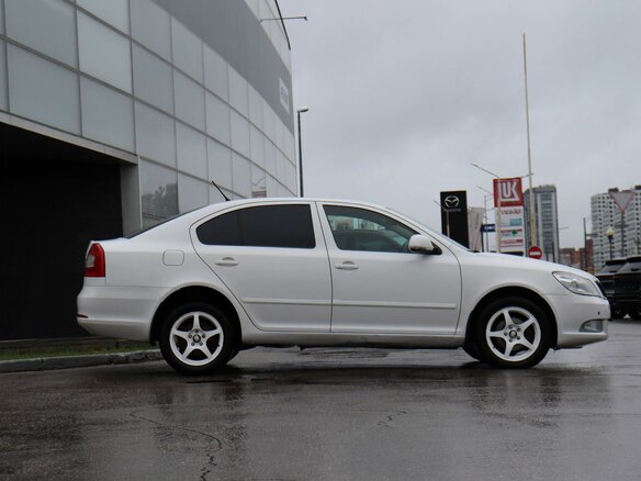 2011 Skoda Octavia II (A5) Рестайлинг, белый, 690000 рублей - вид 3