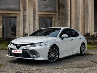 2019 Toyota Camry VIII (XV70), белый, 3500000 рублей, вид 2