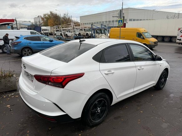 2021 Hyundai Solaris II Рестайлинг, белый, 1600000 рублей - вид 5