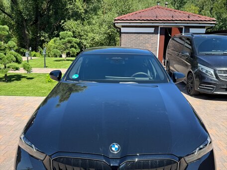 2025 BMW 5 серии 520d xDrive VIII (G60/G61/G68), чёрный, 8300000 рублей, вид 2