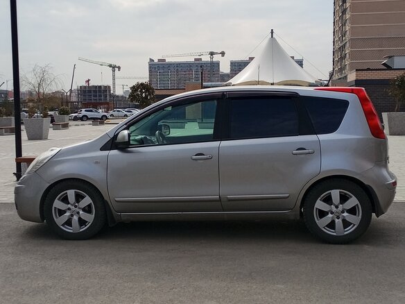 2008 Nissan Note I, серебристый - вид 2