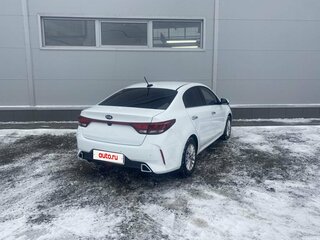 2020 Kia Rio IV Рестайлинг, белый, 1690000 рублей, вид 3