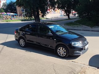 2017 Volkswagen Polo V Рестайлинг, чёрный, 1341999 рублей, вид 2