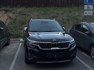 2021 Kia Seltos I, чёрный, 2550000 рублей, вид 3
