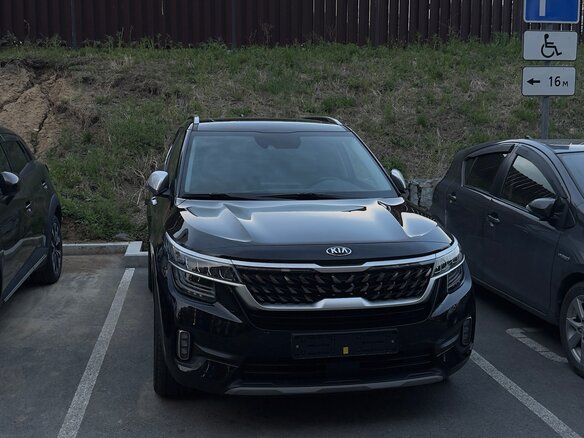 2021 Kia Seltos I, чёрный, 2550000 рублей - вид 2