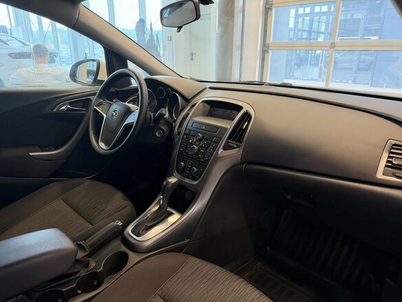 2013 Opel Astra J Рестайлинг, белый, 569000 рублей - вид 7