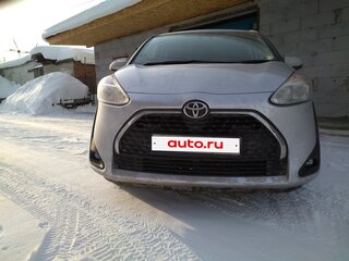 2020 Toyota Sienta II Рестайлинг, серебристый, 1650000 рублей, вид 2