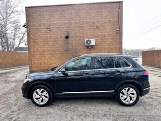 2021 Volkswagen Tiguan II Рестайлинг, чёрный, 3500000 рублей, вид 2