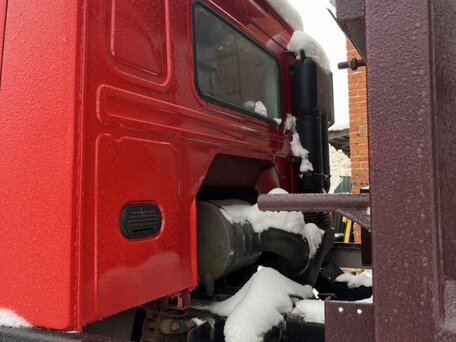 2006 Sinotruk Howo 4X2, красный, 1380000 рублей, вид 5