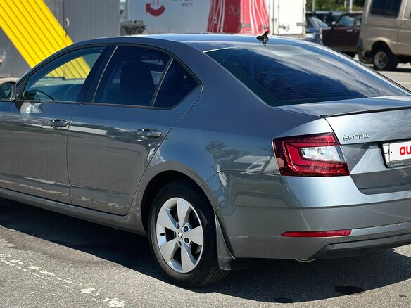 2017 Skoda Octavia III (A7) Рестайлинг, серый, 1750000 рублей - вид 5