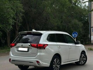2022 Mitsubishi Outlander III Рестайлинг 3, белый, 2100000 рублей, вид 4