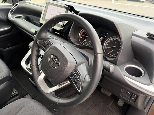 2023 Toyota Voxy IV (R90), коричневый, 4100000 рублей - вид 13