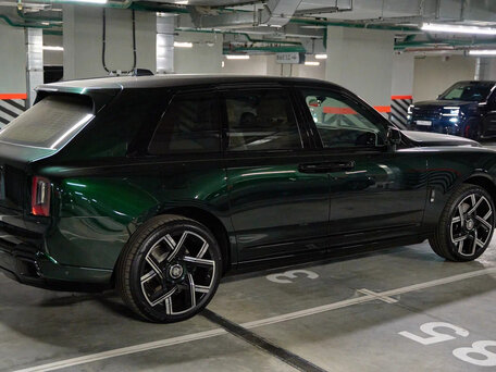 2026 Rolls-Royce Cullinan Black Badge I Рестайлинг (Series II), зелёный, 69000000 рублей, вид 5