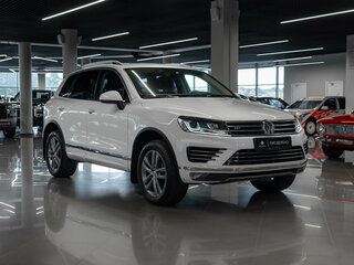 2017 Volkswagen Touareg II Рестайлинг, белый, 3380000 рублей, вид 2