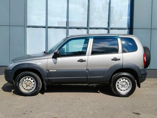 2017 Chevrolet Niva I Рестайлинг, серебристый, 499000 рублей, вид 2
