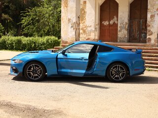 2021 Ford Mustang VI Рестайлинг, синий, 3330000 рублей, вид 4