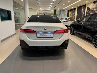 2025 BMW 5 серии 530i xDrive VIII (G60/G61/G68), белый, 10949900 рублей, вид 4