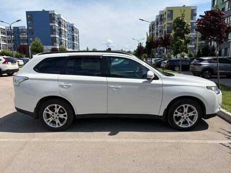 2013 Mitsubishi Outlander III, белый, 1400000 рублей, вид 4