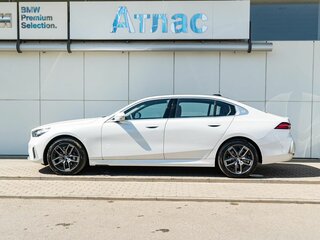 2024 BMW 5 серии Long 530Li xDrive VIII (G60/G61/G68), белый, 7990000 рублей, вид 4