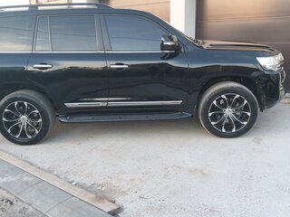 2016 Toyota Land Cruiser 200 Series Рестайлинг 2, чёрный, 6500000 рублей, вид 4