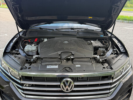 2018 Volkswagen Touareg III, чёрный, 5500000 рублей, вид 4