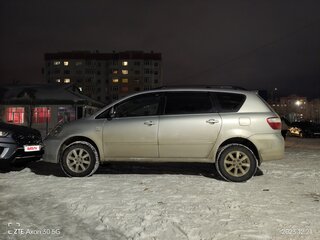 2004 Toyota Avensis Verso I Рестайлинг, серебристый, 850000 рублей, вид 3