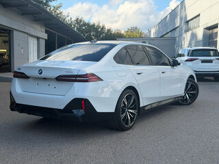 2026 BMW 5 серии 530i xDrive VIII (G60/G61/G68), белый, 9290000 рублей, вид 2