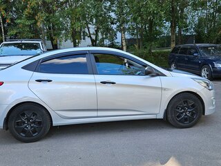 2015 Hyundai Solaris I Рестайлинг, серебристый, 670000 рублей, вид 2