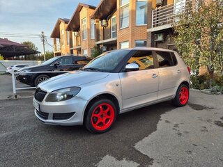 2014 Skoda Fabia II Рестайлинг, серебристый, 870000 рублей, вид 2