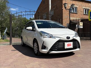 2017 Toyota Vitz III (XP130) Рестайлинг 2, белый, 1050000 рублей, вид 2
