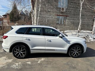 2019 Volkswagen Touareg III, белый, 5300000 рублей, вид 4