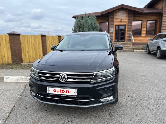 2017 Volkswagen Tiguan II, чёрный, 2235000 рублей - вид 2