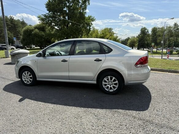 2013 Volkswagen Polo V, серебристый, 850000 рублей - вид 4