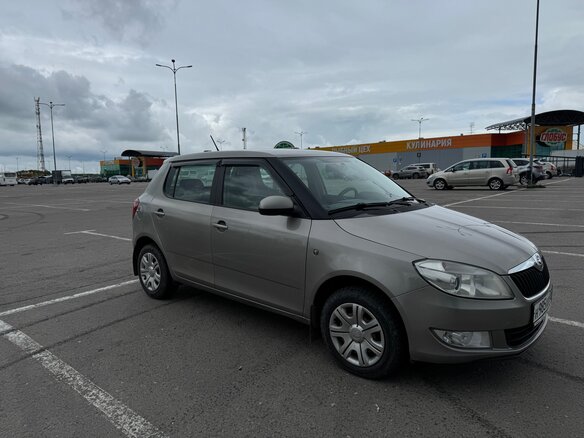 2014 Skoda Fabia II Рестайлинг, бежевый, 480000 рублей - вид 2