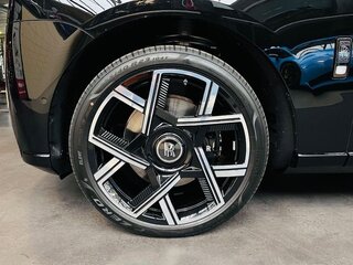 2026 Rolls-Royce Cullinan Black Badge I Рестайлинг (Series II), чёрный, 64350000 рублей, вид 4