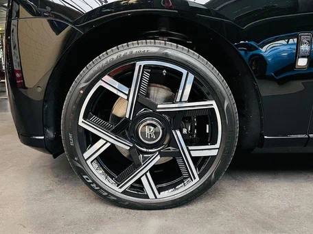 2026 Rolls-Royce Cullinan Black Badge I Рестайлинг (Series II), чёрный, 64350000 рублей, вид 4