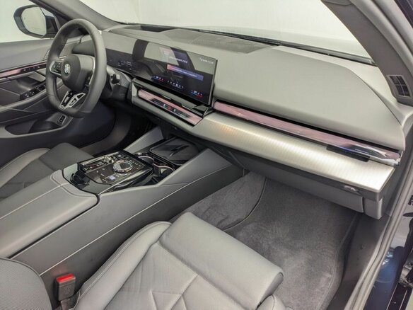 2026 BMW 5 серии 530i xDrive VIII (G60/G61/G68), чёрный - вид 12