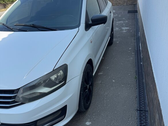 2018 Volkswagen Polo V Рестайлинг, белый, 650000 рублей - вид 1