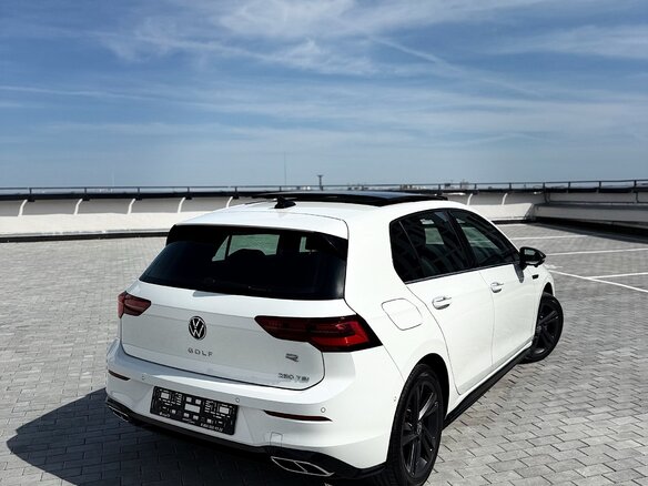 2022 Volkswagen Golf VIII, белый, 2050000 рублей - вид 2