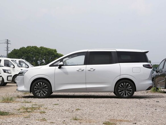 2026 Wuling Starlight 730, серебристый, 2430000 рублей - вид 3