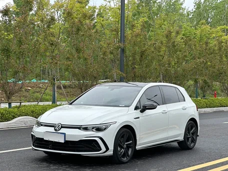 2024 Volkswagen Golf VIII Рестайлинг, серый, 1840000 рублей, вид 1