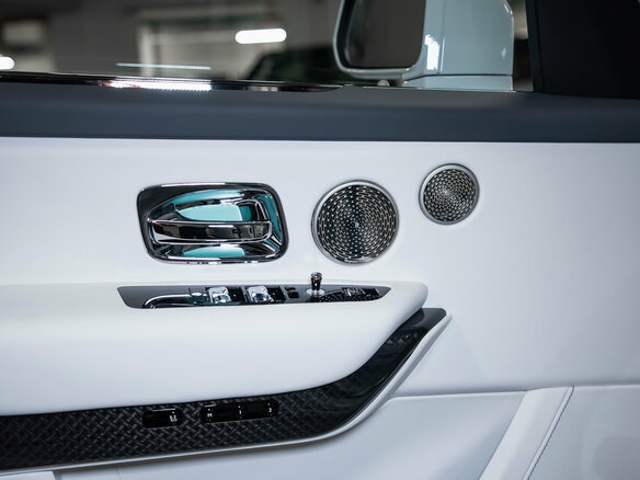 2025 Rolls-Royce Cullinan Black Badge I Рестайлинг (Series II), белый, 64500000 рублей - вид 18